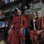 208寺院の住職と（右）シュモンガル僧（左）