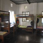 064支給する予定のベッド（写真は他の孤児院の寝室とベッド）