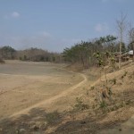 074小さな丘の上に位置するドッキンドルボバラ村と日干しレンガ製造予定地の農地