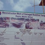 004 Ramu Maitri Bihar寺院の倒壊時と復興のプロセスを記した看板